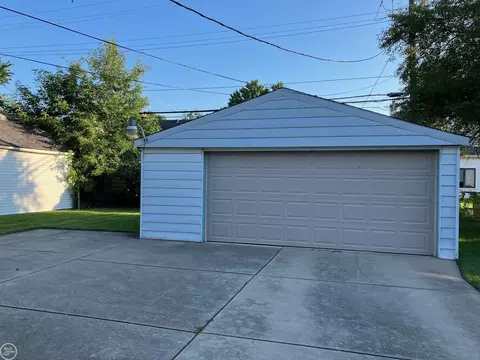 1694 Stanhope, Grosse Pointe Woods, MI 48236 photo 4