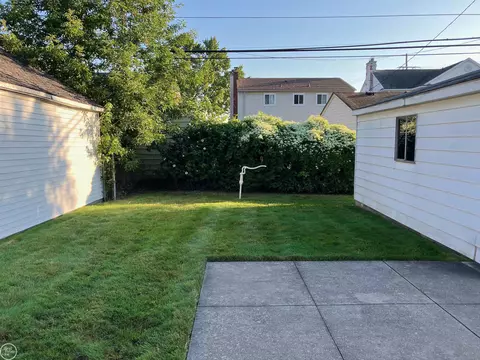 1694 Stanhope, Grosse Pointe Woods, MI 48236 photo 3