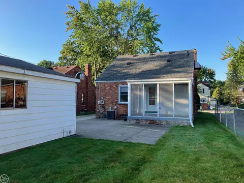 1694 Stanhope, Grosse Pointe Woods, MI 48236 photo 2