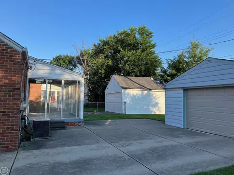 1694 Stanhope, Grosse Pointe Woods, MI 48236 photo 5