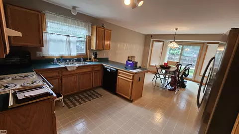 23865 Pointe, Macomb, MI 48042 photo 4
