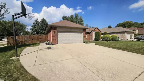 23865 Pointe, Macomb, MI 48042 photo 3