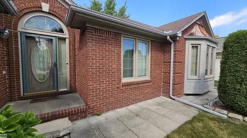 23865 Pointe, Macomb, MI 48042 photo 2