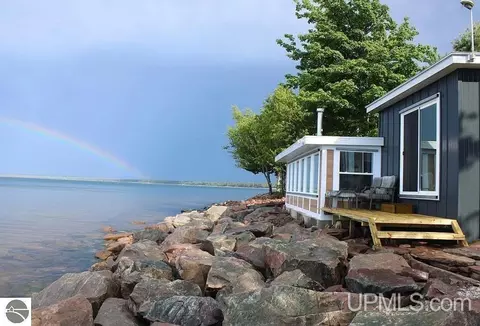 320 Shot Pt, Marquette, MI 49855