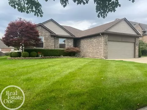 52259 Kings Pt, New Baltimore, MI 48047