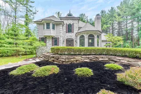 7949 Bridge Vly, Clarkston, MI 48348