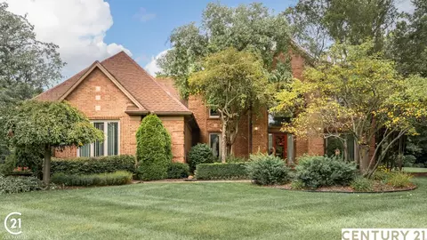 396 Oakbridge, Rochester, MI 48306