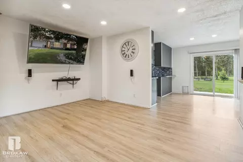 1489 Williamsburg, Flint, MI 48507 photo 9