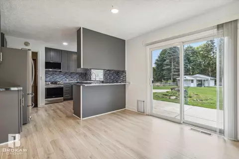 1489 Williamsburg, Flint, MI 48507 photo 11