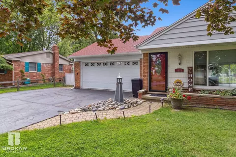 1489 Williamsburg, Flint, MI 48507 photo 4