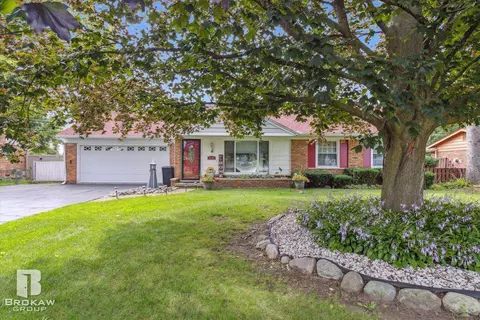 1489 Williamsburg, Flint, MI 48507 photo 3