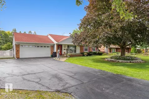 1489 Williamsburg, Flint, MI 48507 photo 2