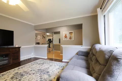 1029 Springview, Flushing, MI 48433 photo 5