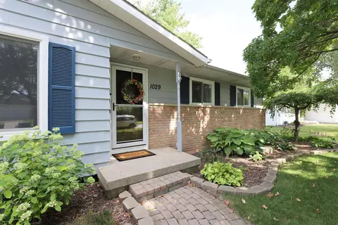 1029 Springview, Flushing, MI 48433 photo 2