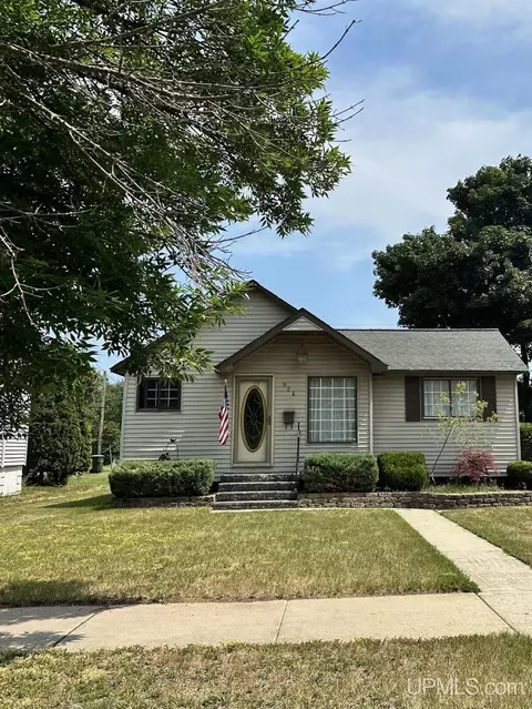 924 Sheridan, Escanaba, MI 49829