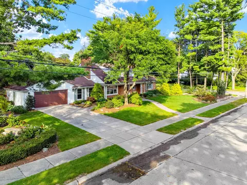 92 Deeplands, Grosse Pointe Woods, MI 48236