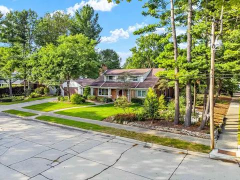 92 Deeplands, Grosse Pointe Woods, MI 48236 photo 2