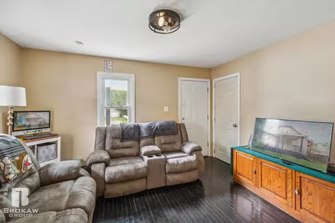 3499 Atherton, Burton, MI 48529 photo 6