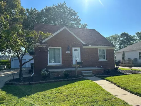 29600 Park St, Roseville, MI 48066