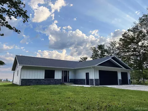 6037 Dillexie Ln, Manistique, MI 49854
