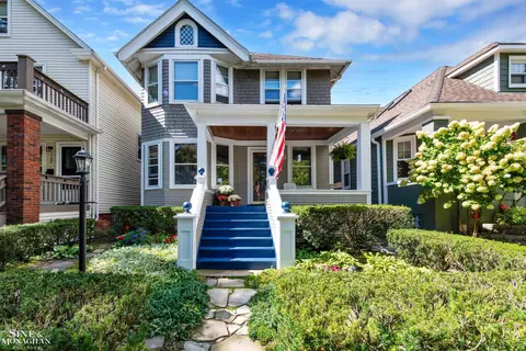 1111 Lakepointe, Grosse Pointe Park, MI 48230