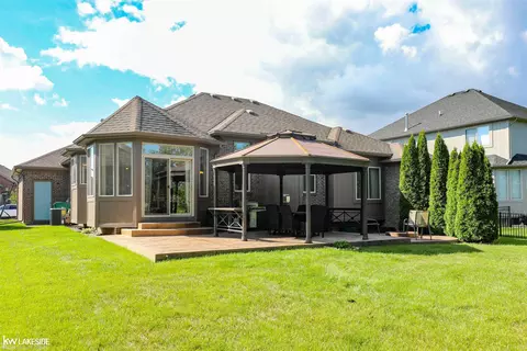 16455 Moore Park, Macomb, MI 48044 photo 3