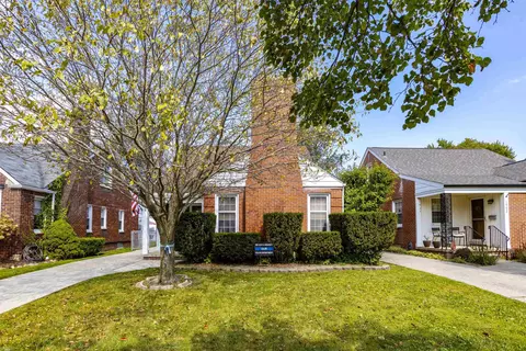 2000 Lennon, Grosse Pointe Woods, MI 48236