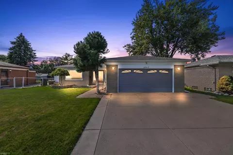 27717 Groveland, Roseville, MI 48066