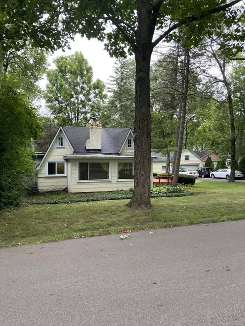 2208 Lakeshire, West Bloomfield, MI 48323