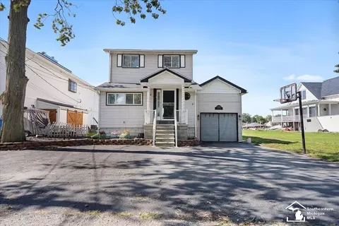 31110 Island Dr, Gibraltar, MI 48173