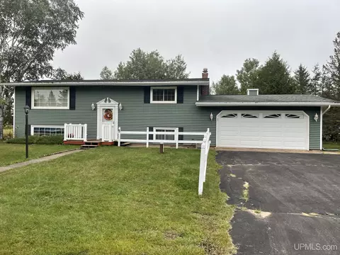 3 Eagle St, Ishpeming, MI 49849