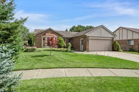 46946 Foxtail, Macomb, MI 48044 photo 2