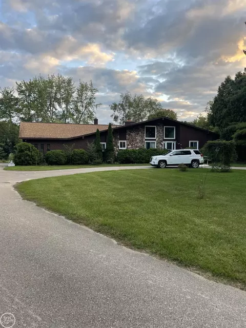 13665 Rattalee Lk, Davisburg, MI 48350