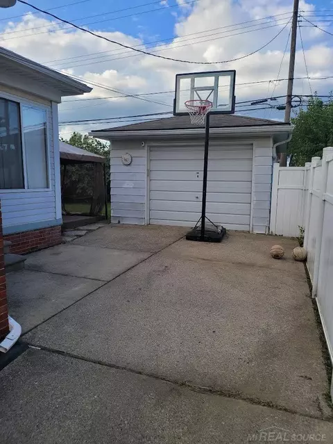 16455 Stricker, Eastpointe, MI 48021 photo 2