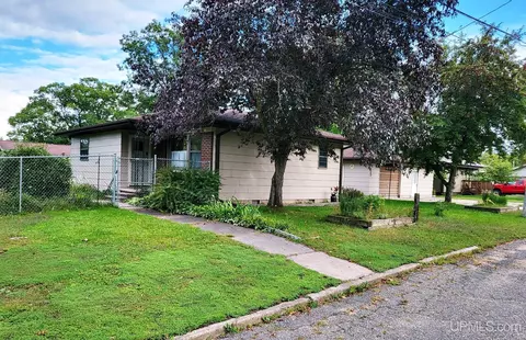 324 Saratoga Ave, Kingsford, MI 49802