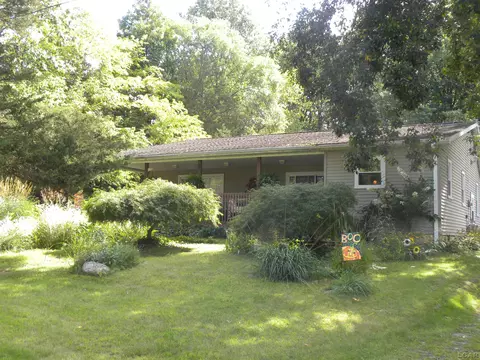 1951 Ackerson Lk, Jackson, MI 49201