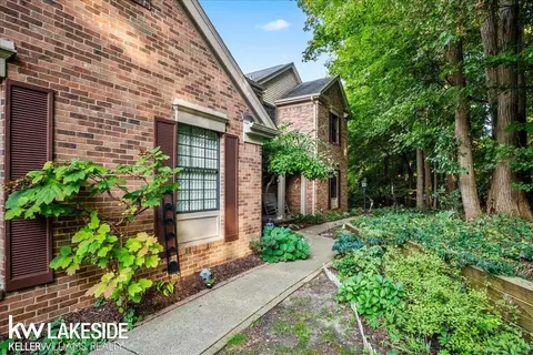 29619 Pine Rdg, Farmington Hills, MI 48331