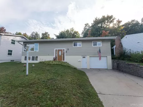218 E Varnum, Munising, MI 49862