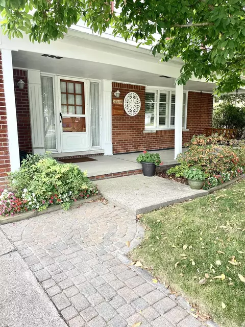 32208 Gainsborough, Warren, MI 48088
