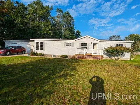 50 Tipperary, Gladstone, MI 49837