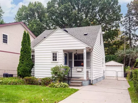 21722 Roslyn, Harper Woods, MI 48225