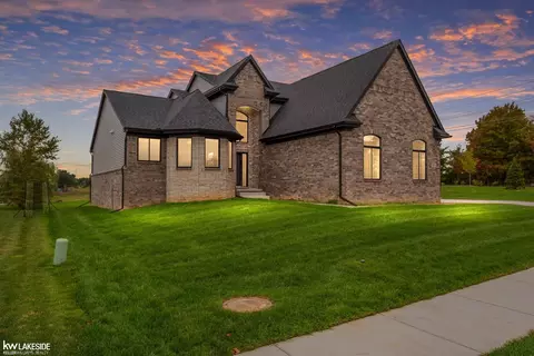 901 W Bay Shr, Oxford, MI 48371