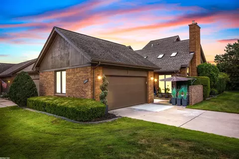 33801 Pine Rdg, Fraser, MI 48026