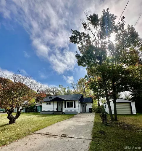 2713 Lake Shr, Escanaba, MI 49829