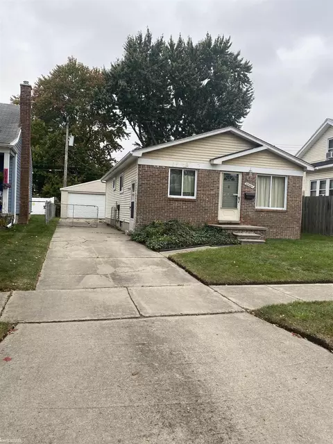 28067 Pinehurst, Roseville, MI 48066