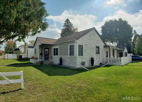1113 W B St, Iron Mountain, MI 49801