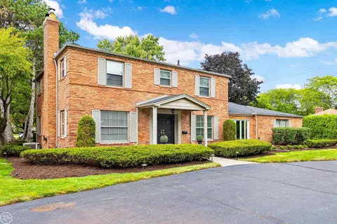 869 Lake Shr, Grosse Pointe Shores, MI 48236
