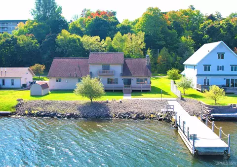 1210 E Lakeshore, Houghton, MI 49931