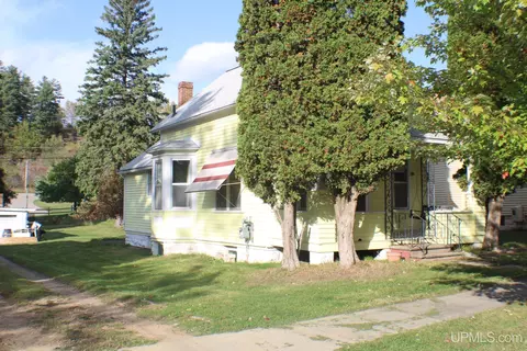 718 E A, Iron Mountain, MI 49801