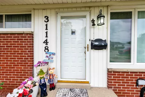 31148 E Lyons, Warren, MI 48092 photo 3